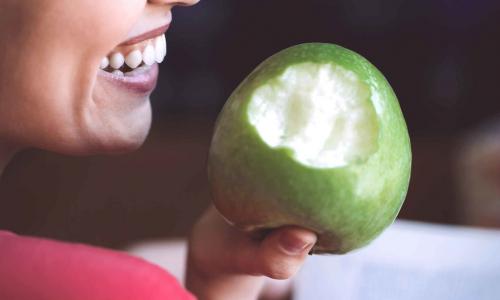 Какие продукты разрушают эмаль зубов: стоматологи удивили ответом